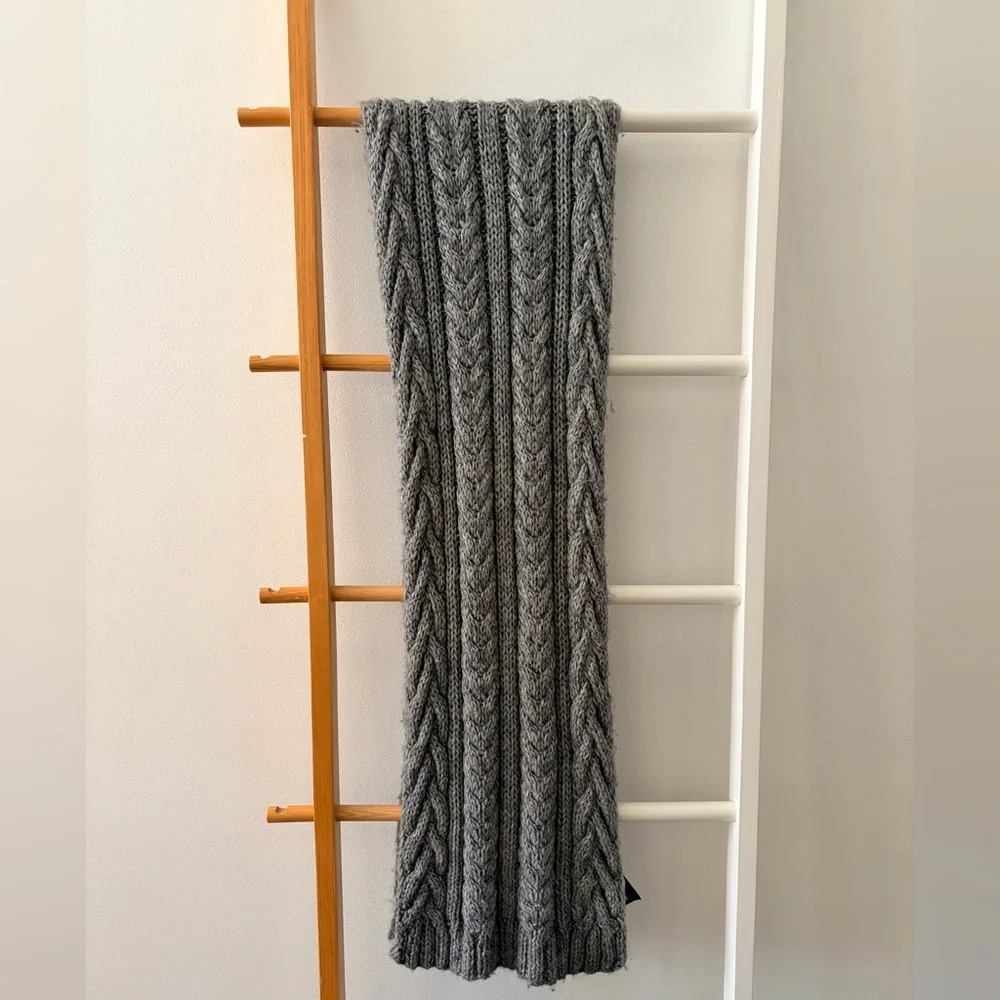 H&M‎ Cozy Gray Knit Scarf